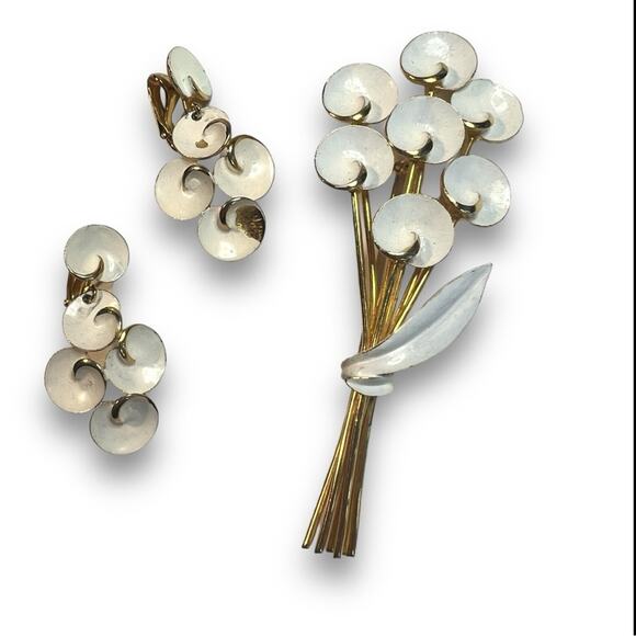 1950s  Mid Century Judy Lee Gold Tone BROOCH & Clip Earrings - Picture 5 of 12